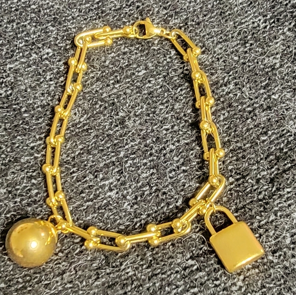 LINK BRACELET WITH CHARMS NWOT - Picture 2 of 6